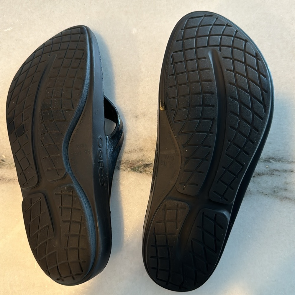 OOFOS shiny black sandals with arch support Size 10 EU 41 - Picture 2 of 4